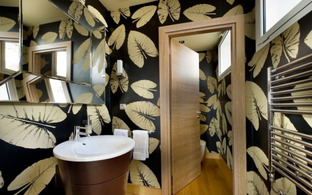 ameublement-exclusif-salle-bain-papier-peint-salle-bain-motifs-feuilles-lavabo-moderne