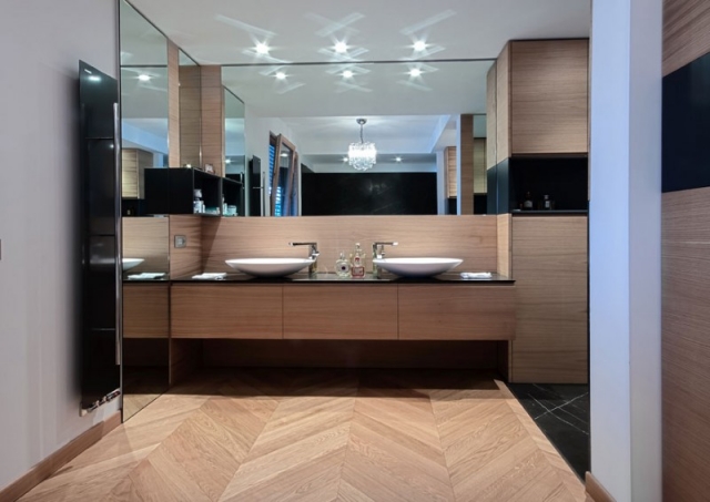 ameublement-exclusif-salle-bain-parquet-grand-miroir-dessus-vanité-double-colonne-bois