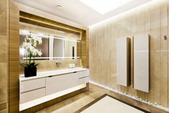 ameublement-exclusif-salle-bain-pierres-blanches-décoratives-meuble-éclairage-encastré-orchidée