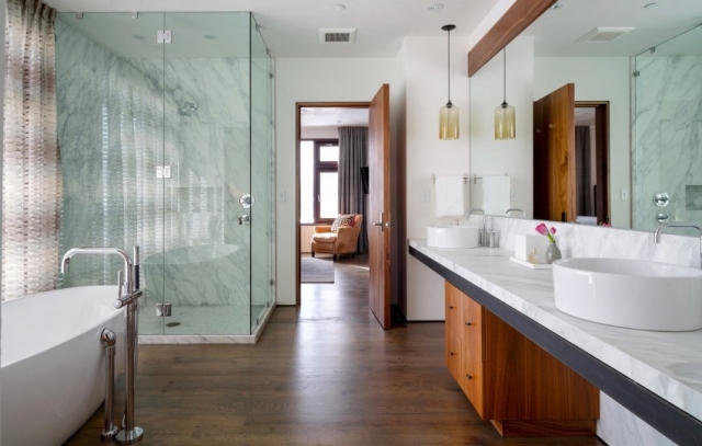 ameublement-exclusif-salle-bain-revêtement-bois-cabine-douche-comptoir-marbre-blanc-miroirs