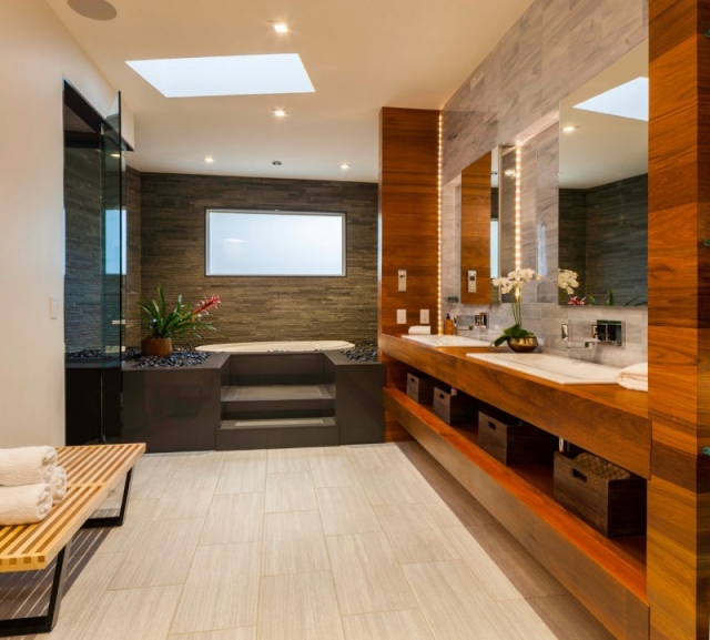 améublement-exclusif-salle-bain-revêtement-mural-effet-bois-pierre-baignoire-ovale-orchidée-dessus-vanité-deux-cuves
