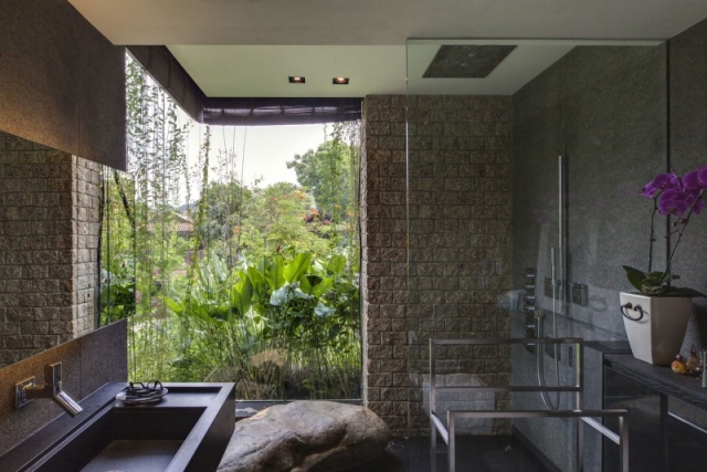 ameublement salle de bain ameublement-exclusif-salle-bain-revêtement-pierre-naturelle-cloison-verre-douche-italienne