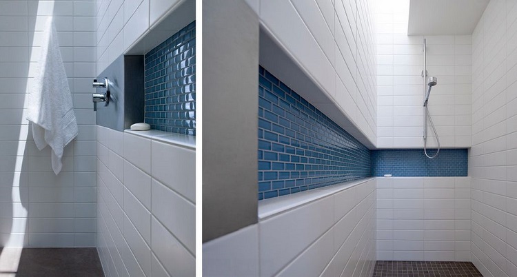 amenagement salle de bain carrelage blanc niche bleue