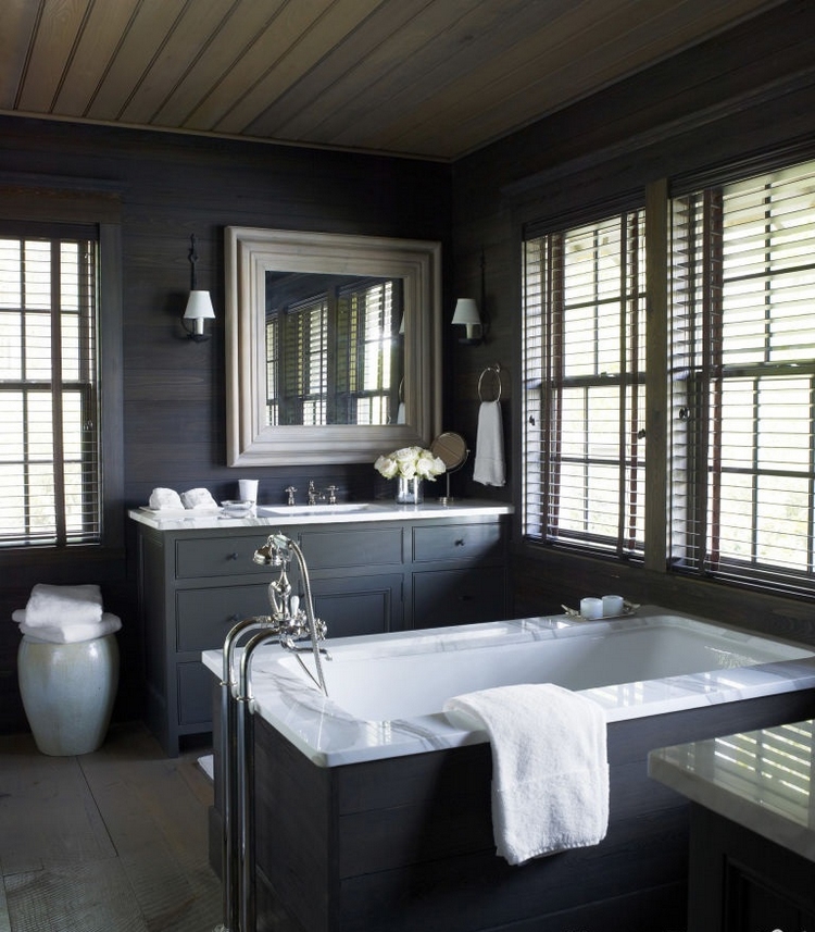 ameublement salle de bain gris anthracite lambris bois foncé accents marbre blanc