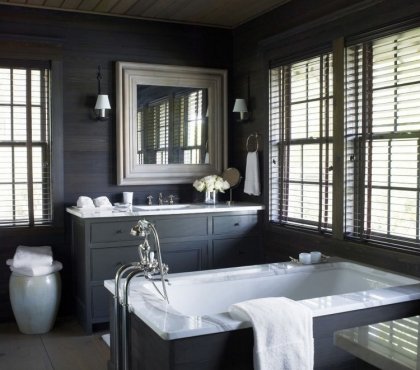 ameublement salle de bain gris anthracite lambris bois foncé accents marbre blanc