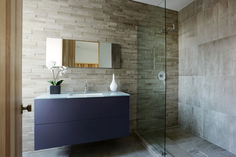 ameublement salle de bain surprenant- meuble lavabo aubergine fond pierre