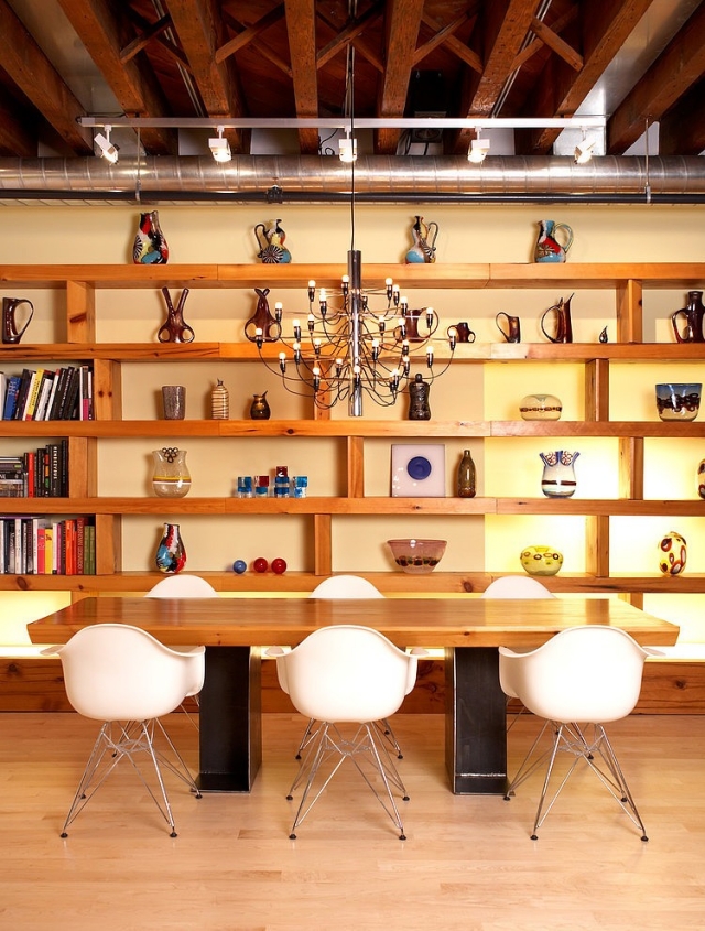 ameublement-salle-manger-idées-bibliothèque-bois-table-bois-métal-chaises-blanches