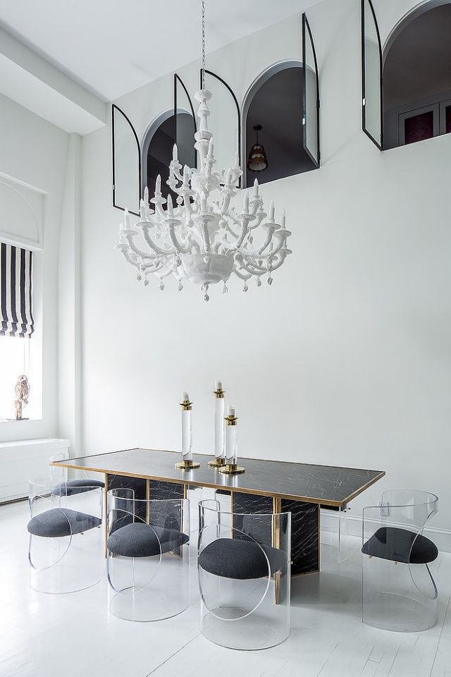 ameublement salle à manger ameublement-salle-manger-idées-lustre-blanc-chaises-plastique-coussins-table-noire