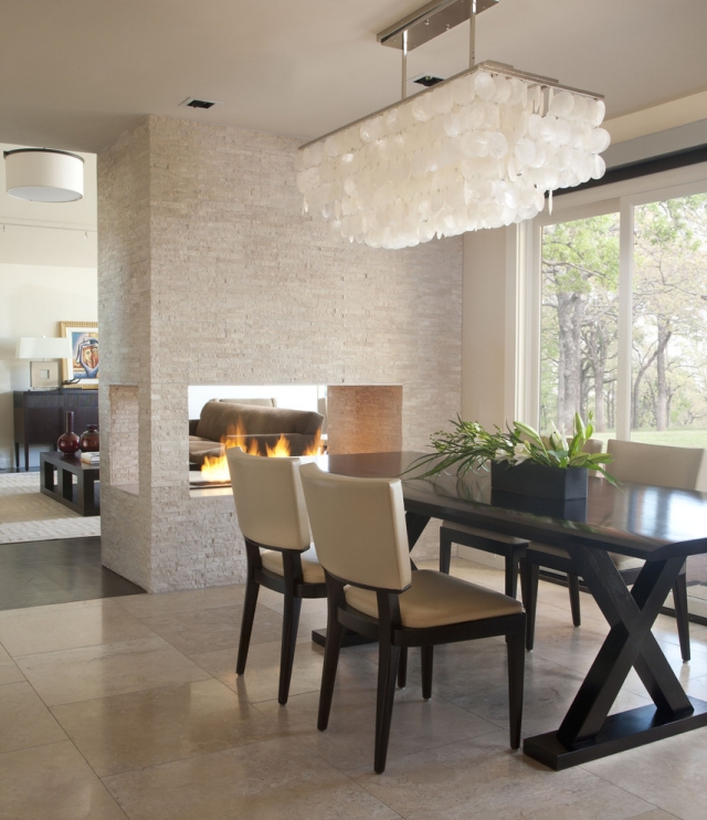 ameublement-salle-manger-idées-lustre-moderne-design-table-rectangulaire-bois-chaises-tapissées-blanches