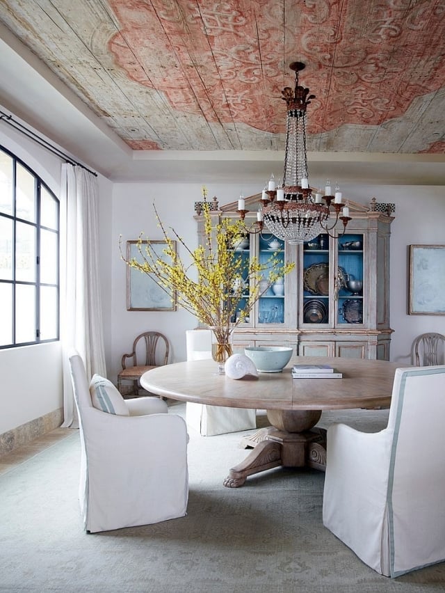 ameublement-salle-manger-idées-plafond-décoré-lustre-table-ronde-bois-fauteuils-blancs