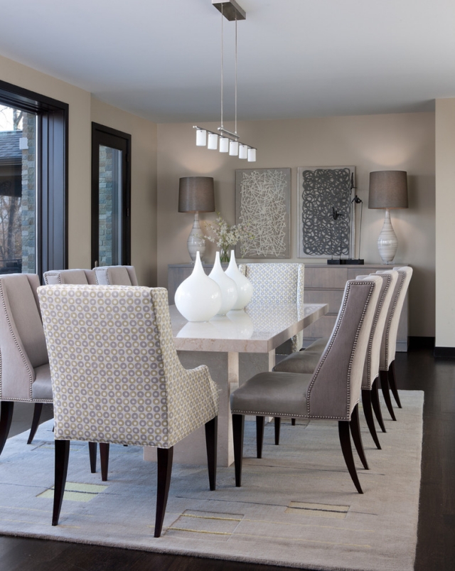 ameublement-salle-manger-idées-suspension-chaises-rembourrées-table-marbre