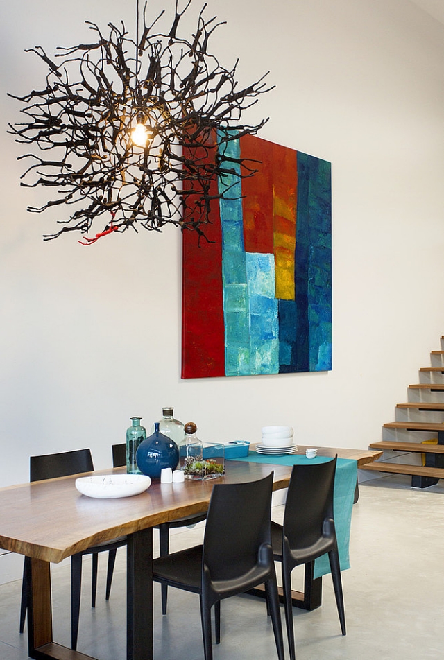 ameublement salle à manger ameublement-salle-manger-idées-table-bois-chaises-noires-peinture-bariolée-lustre-design-figures-hommes