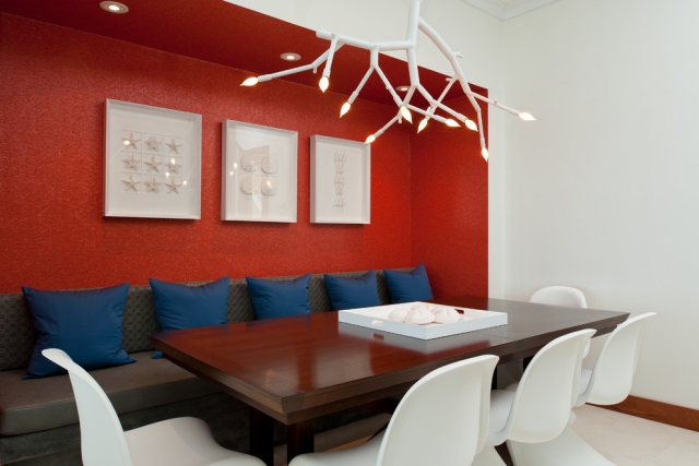 ameublement-salle-manger-idées-table-bois-coussins-bleus-mur-rouge-chaises-blanches