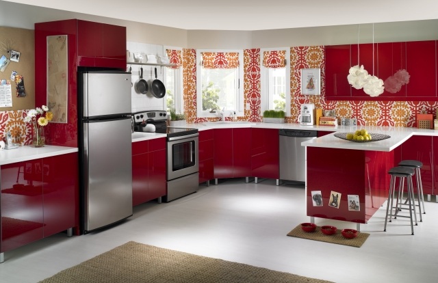 aménagement-de-cuisine-rouge-frigo-tabourets-bar