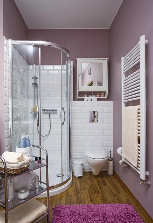 aménagement-salle-de-bain-douche-italienne-sol-parquet-flottant-tapis-violet