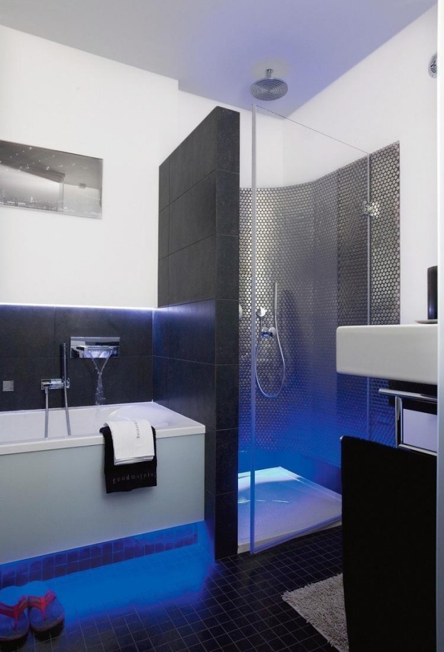 aménagement-salle-de-bain-douche-italienne-système-éclairage-bleu