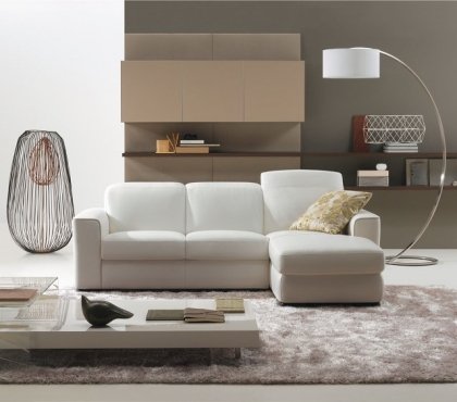 aménagement de salon contemporain canapé angle blanc -lampadaire