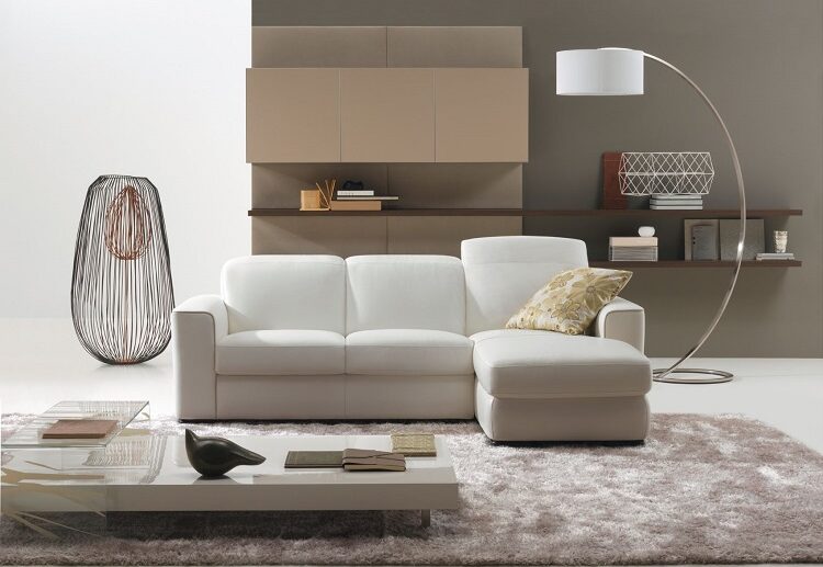 aménagement de salon contemporain canapé angle blanc -lampadaire