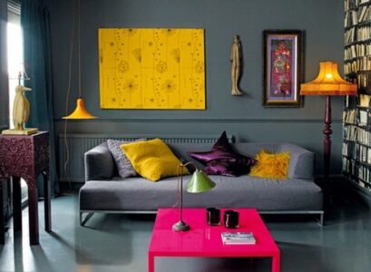 aménagement-salon-gris-table-coussins-tableau-luminaires-couleurs-vives