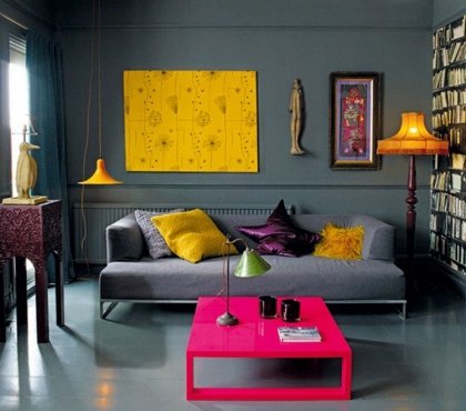 aménagement-salon-gris-table-coussins-tableau-luminaires-couleurs-vives