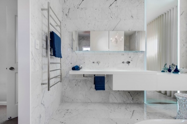 améublement-exclusif-salle-bain-marbre-blanc-accessoires-bleus-lavabo-blanc