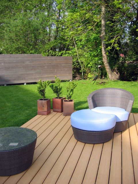 aspect-nouvel-extérieur-lame-terrasse-composite-jardin-fauteuils-rotin lame de terrasse composite