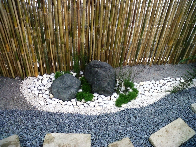 atmosphère-naturelle-jardin-zen-cailloux-gris-pierres-décoratives-blanches-bambou
