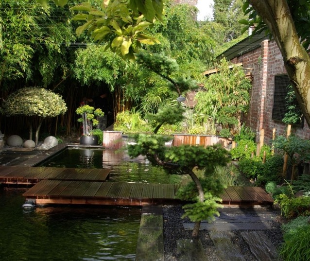 atmosphère-naturelle-jardin-zen-piscine-naturelle-plantes-pont-bois jardin zen