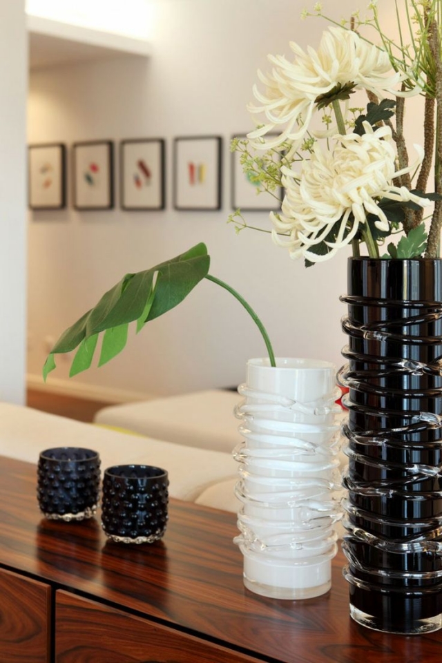 atmosphère-naturelle-jardin-zen-vases-noir-blanc-fleurs jardin zen