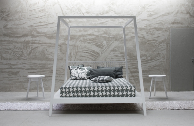 lit baldaquin atmosphère-romantique-chambre-coucher-lit-baldaquin-élégant-design-épuré-gris-clair-bois