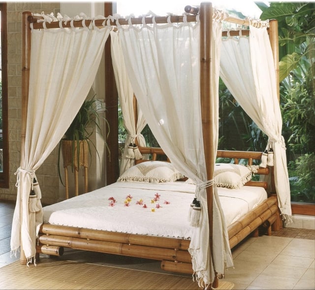 atmosphère-romantique-chambre-coucher-lit-baldaquin-bambou-voile-blanc