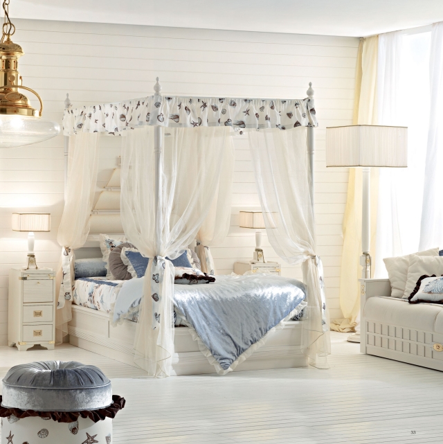 atmosphère-romantique-chambre-coucher-lit-baldaquin-bois-blanc-déco-motifs-coquillages-étoiles-mer