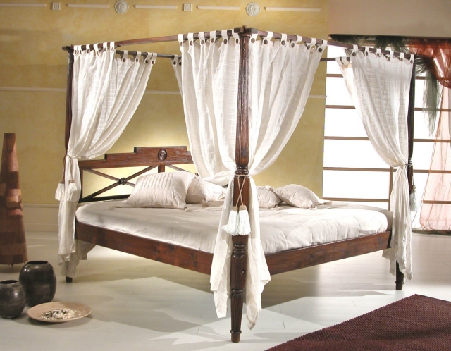atmosphère-romantique-chambre-coucher-lit-baldaquin-bois-design-élégant-voile-blanc-glands-blancs-décoratifs