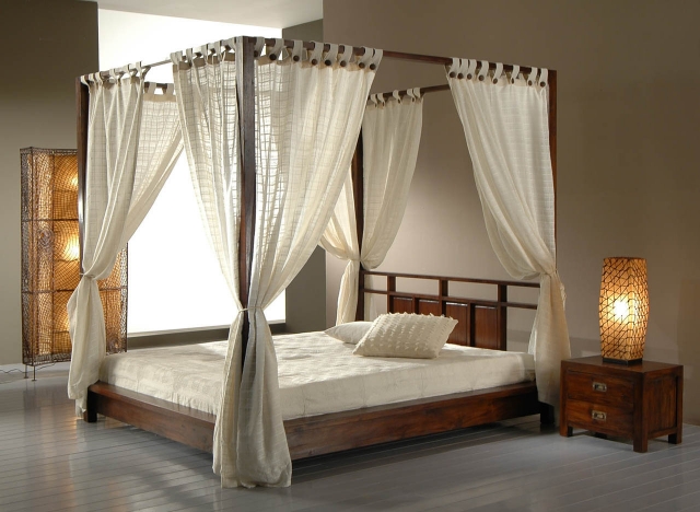 atmosphère-romantique-chambre-coucher-lit-baldaquin-bois-voile-blanc