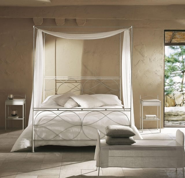 atmosphère-romantique-chambre-coucher-lit-baldaquin-fer-blanc-design-élégant-voile-blanc-fin