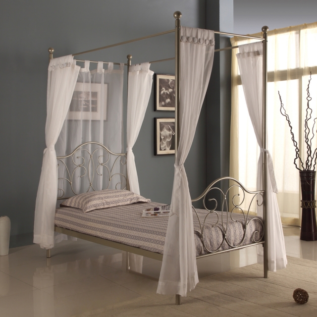 atmosphère-romantique-chambre-coucher-lit-baldaquin-métallique-élégant-voile-blanc