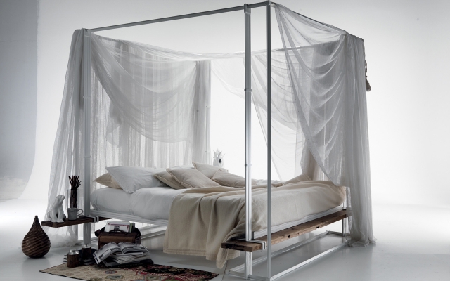 atmosphère-romantique-chambre-coucher-lit-baldaquin-métallique-élégant-voile-fin-blanc