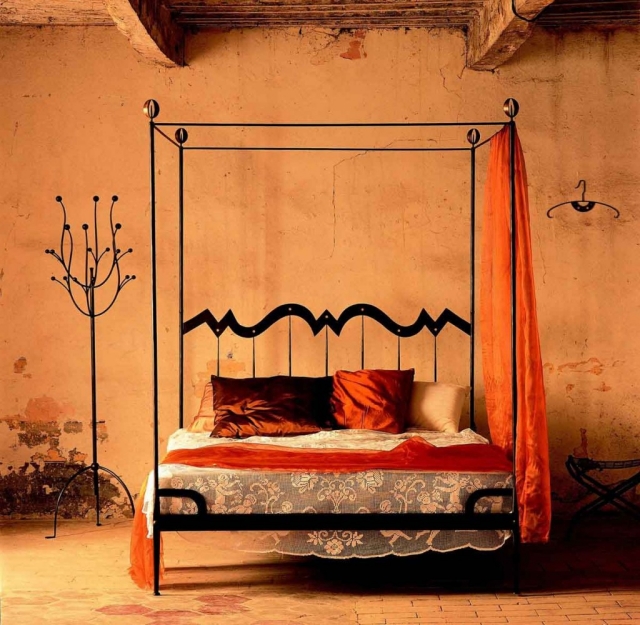 atmosphère-romantique-chambre-coucher-lit-baldaquin-voile-couleur-orange-métallique