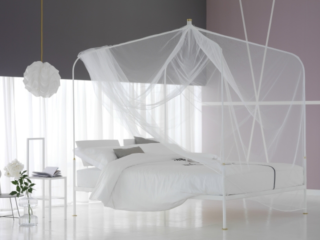 atmosphère-romantique-chambre-coucher-lit-baldaquin-voile-fin-blanc-métallique-blanc