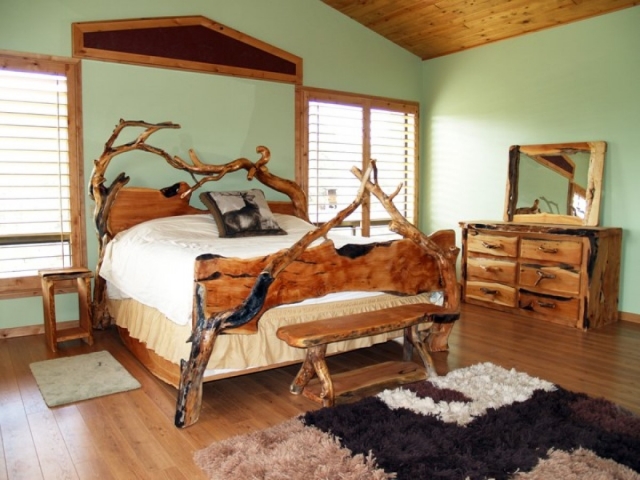 atmosphère-chaleureuse-déco-chalet-montagne-chambre-coucher-bois-tête-lit