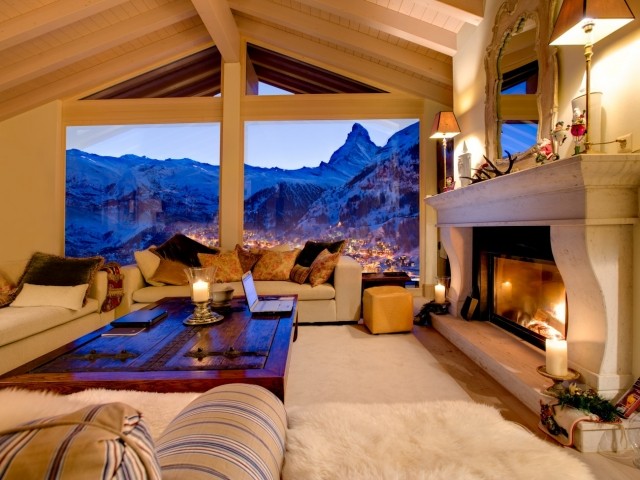 atmosphère-chaleureuse-déco-chalet-montagne-table-bois-cheminée-blanche-vue