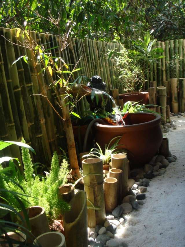 atmosphère-naturelle-jardin-zen-bambou-pierres-vases-terre-cuite