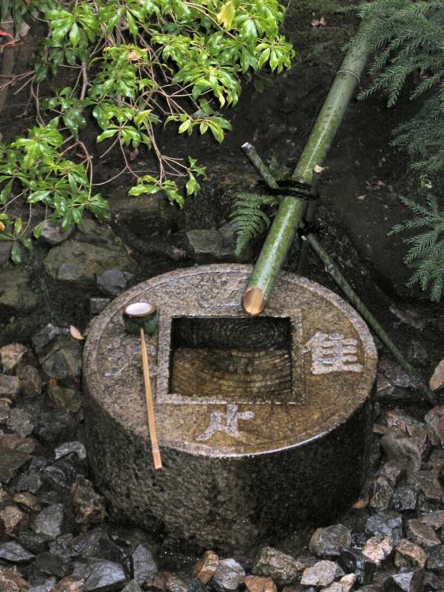 atmosphère-naturelle-jardin-zen-fontaine-bambou-pierres-naturelles