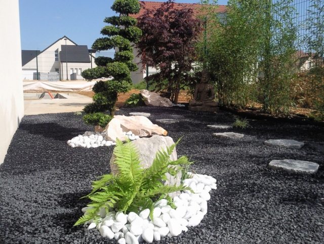 atmosphère-naturelle-jardin-zen-pierres-blanches-décoratives-fougère-cailloux