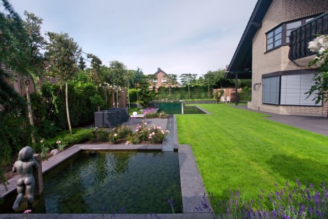 atmosphère-naturelle-jardin-zen-piscine-pierres-statuette-pelouse