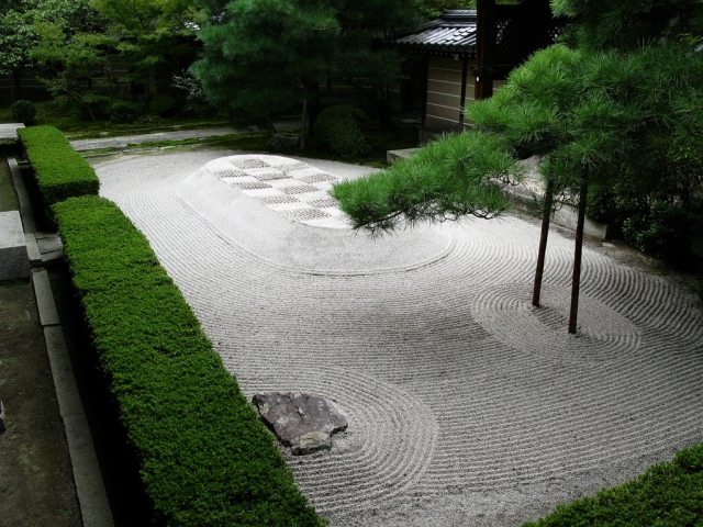 atmosphère-naturelle-jardin-zen-sable-arbres-buissons-verts