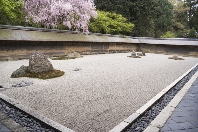 atmosphère-naturelle-jardin-zen-sable-décoratif-pierres