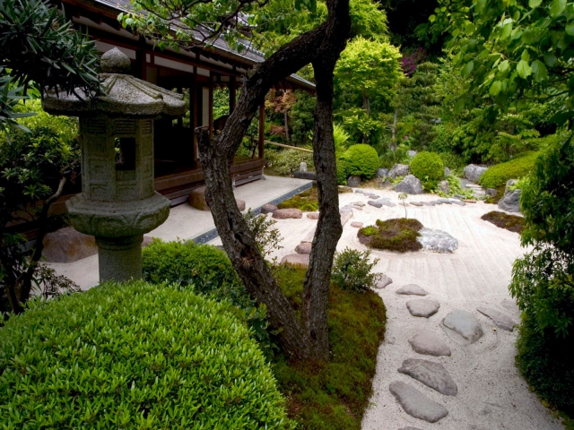 atmosphère-naturelle-jardin-zen-sable-verdure-statue