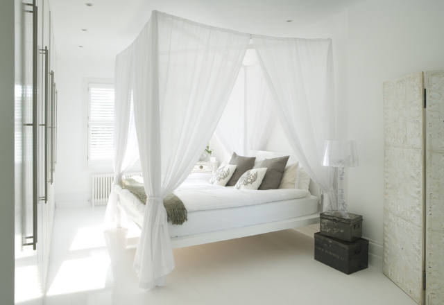 atmosphère-romantique-chambre-coucher-lit-baldaquin-blanc-fin-voile-bois