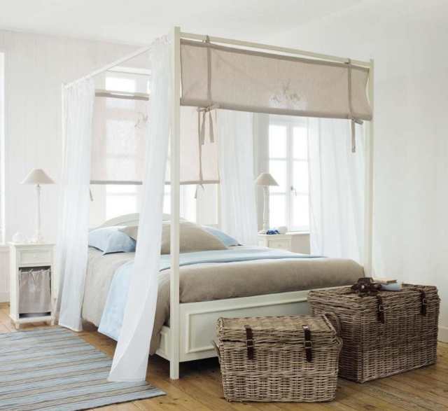 atmosphère-romantique-chambre-coucher-lit-baldaquin-bois-blanc-voile-blanc